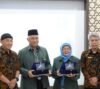 Foto. Penyerahan Cinderamata PKU Jogja Reborn Kepada Asesor SIRSMA MPKU PP