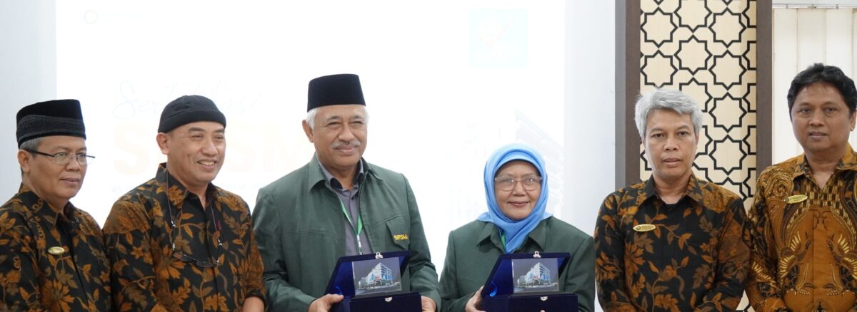 Foto. Penyerahan Cinderamata PKU Jogja Reborn Kepada Asesor SIRSMA MPKU PP