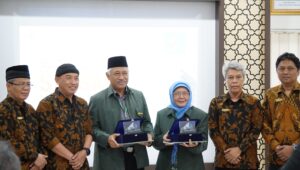 Foto. Penyerahan Cinderamata PKU Jogja Reborn Kepada Asesor SIRSMA MPKU PP