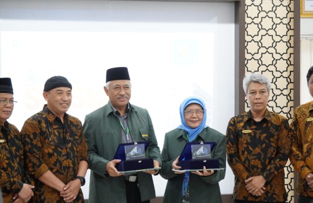 Foto. Penyerahan Cinderamata PKU Jogja Reborn Kepada Asesor SIRSMA MPKU PP