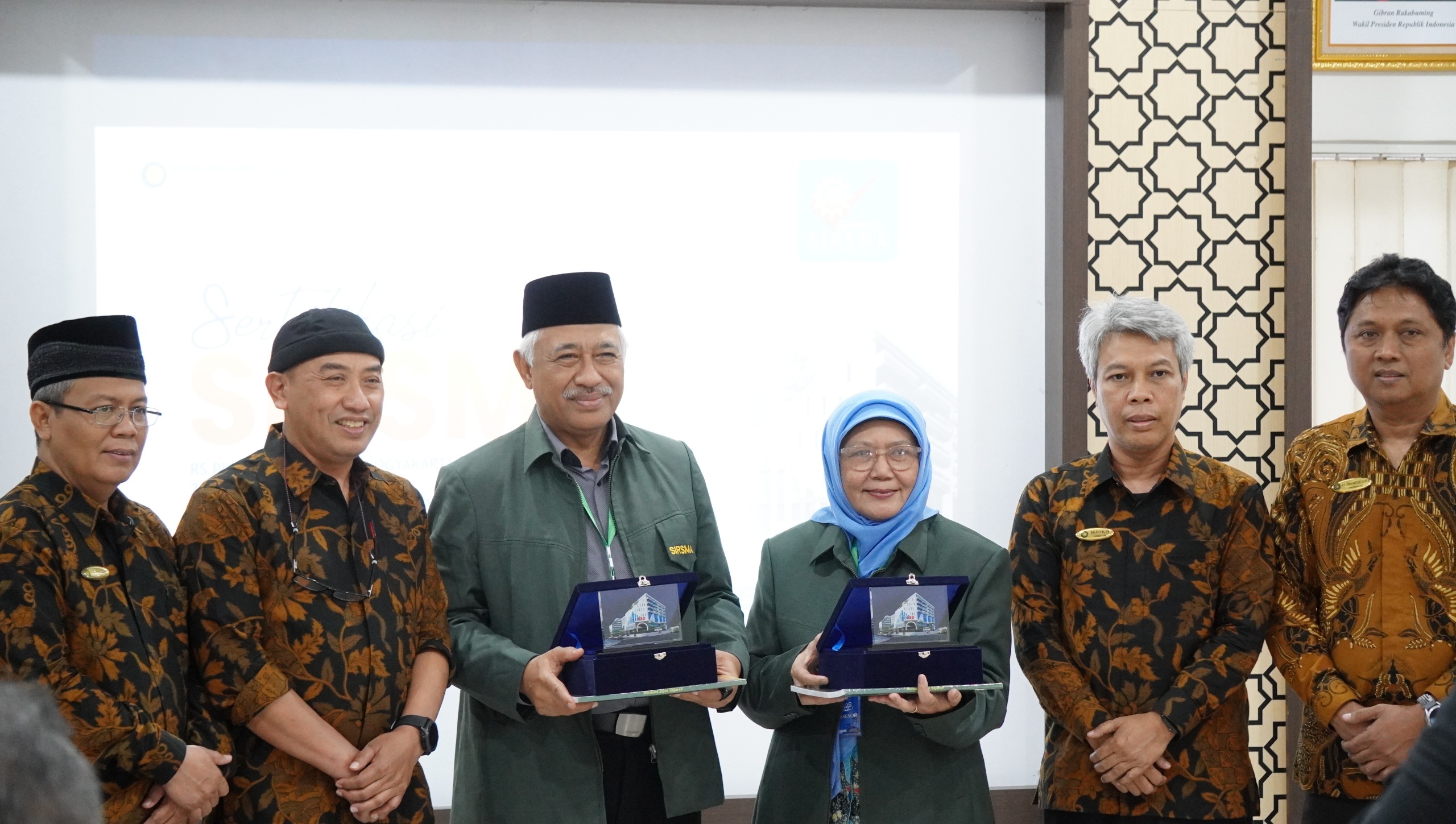 Foto. Penyerahan Cinderamata PKU Jogja Reborn Kepada Asesor SIRSMA MPKU PP